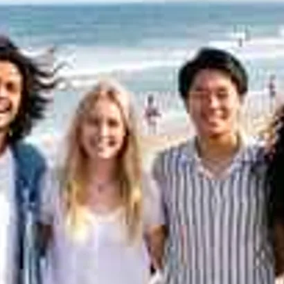 Six friends on a beach boardwalk, low-resolution original, 100% crop
